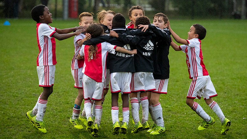 Ngay từ quá trình tuyển chọn tài năng trẻ của Ajax đã rất đặc biệt